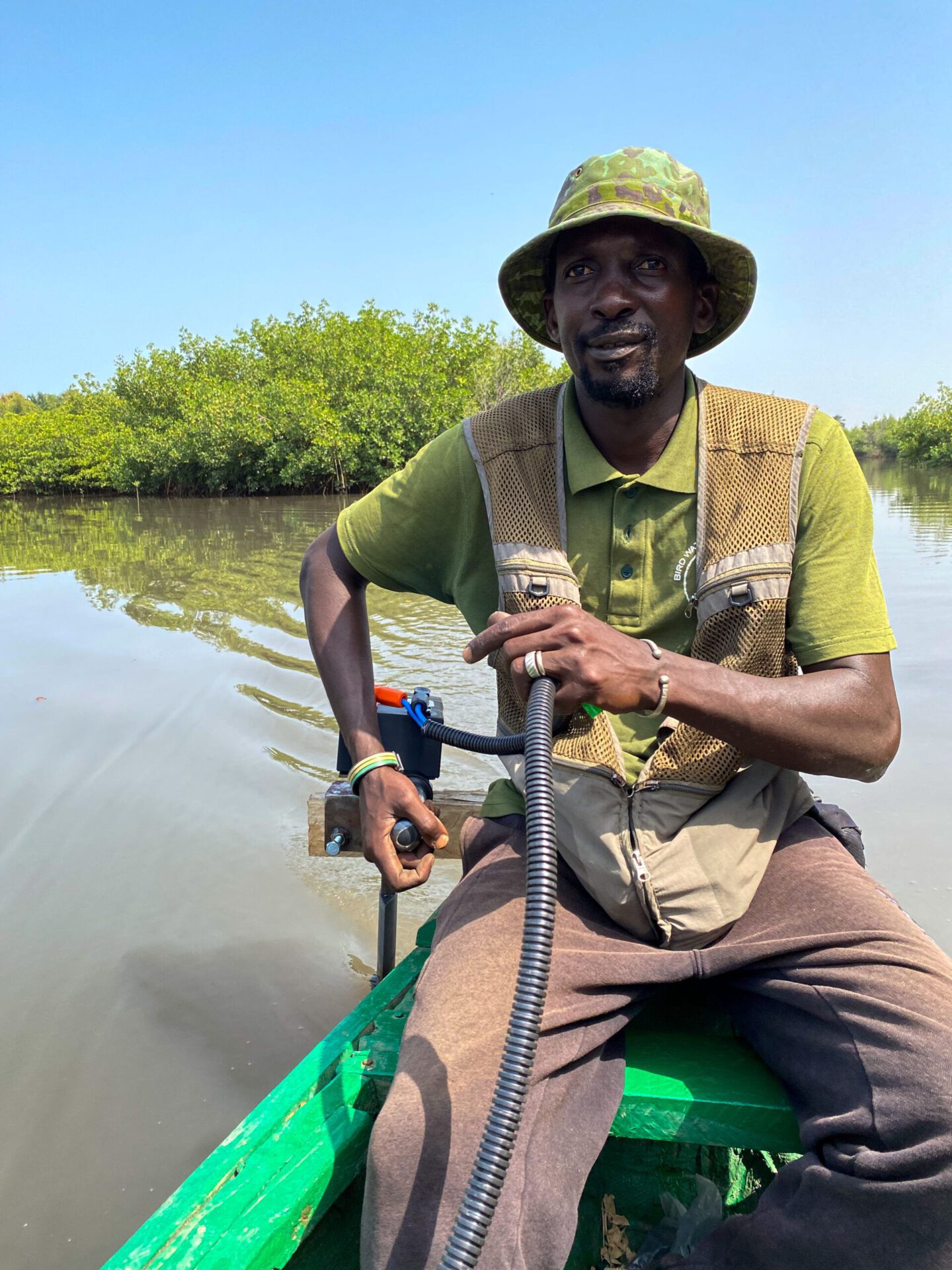 Ausrüstung eines Kanus am Creek in Koto mit Elektromotor