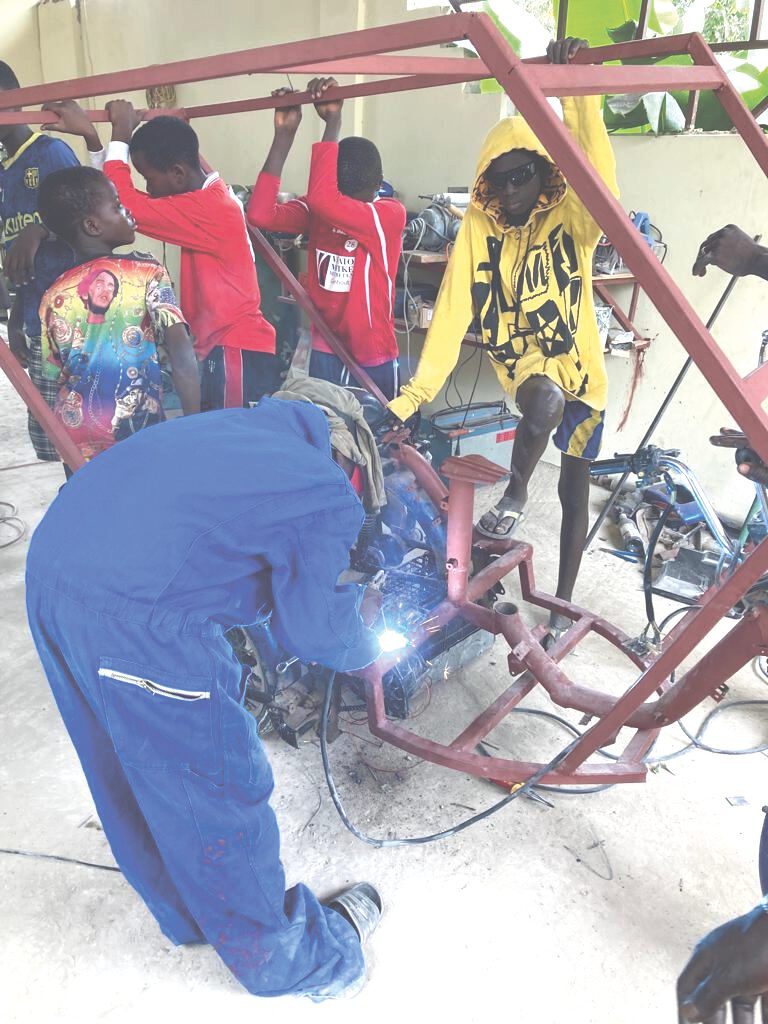 Gemeinsam mit der NGO BenaBena The Gambia werden in dem Dorf Kiti Jugendliche angeleitet, einfache mechanische Reparaturarbeiten durchzuführen.